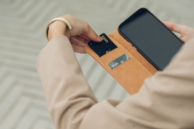 Carcasa con billetera Moshi Overture para iPhone 12 Pro Max